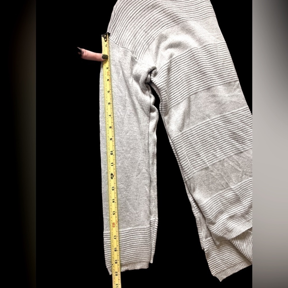 𝅺romeo & Juliet Couture, women’s gray tunic sweater, size small - Picture 6 of 7